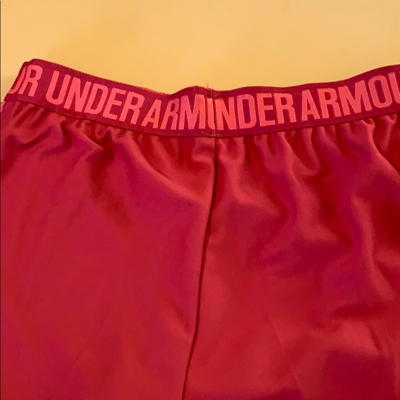 *SOLD* 🆕 Under Armour rose fitness shorts - Picture 3 of 4